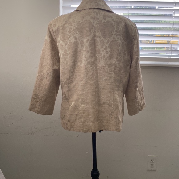 Chico’s brocade beige design on cream snap closure’s lapel jacket nice addition - Picture 2 of 9